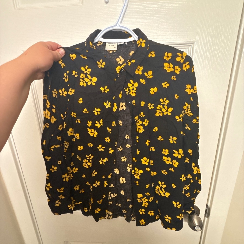 Black and yellow flower button up long sleeve shirt - preppy & business casual 💛